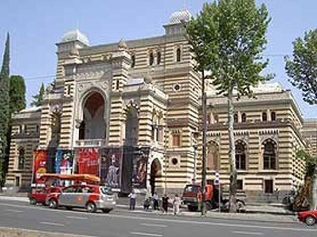 Parilament On Rustaveli 4 Rooms Тбилиси Екстериор снимка